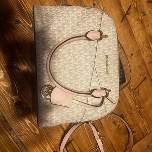 Medium Michael Kors Jet Set Satchel in Great Condition.